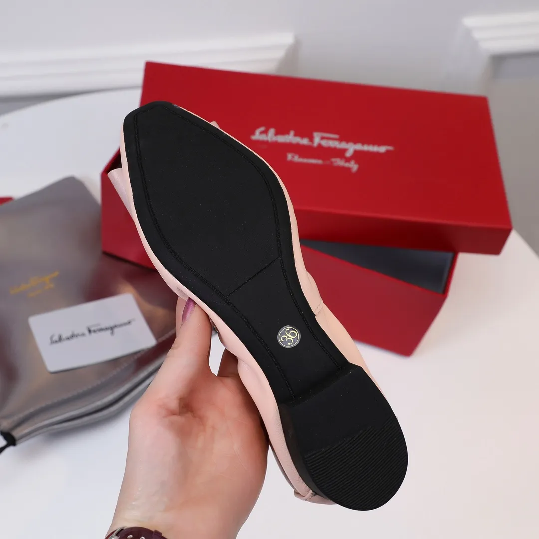 👟👟Ex-factory price 360👟👟 Early spring new style Salvatore Ferragamo hot style small square toe egg roll shoes [wit] 5mm high elastic latex, so soft you want to cry❗️The toe is equipped with Ferragamo's signature hardware butterfly🦋 buckle. Newly opened mold and upgraded outsole, 1cm heel is comfortable and not tiring. Upper: mixed sheepskin Inner pads: light goatskin (non-fading) Color: black, white, gun, red, burgundy, blue, pink Code number: 34-41